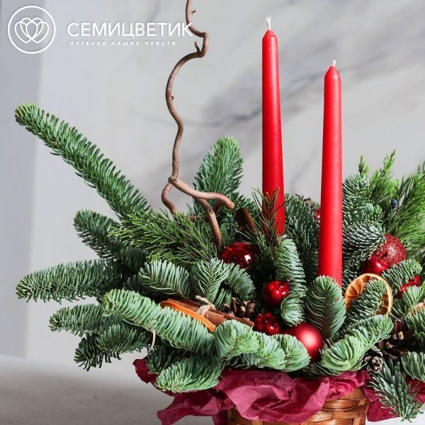 Новогодняя композиция с красными свечами и корилусом
