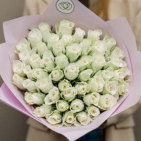 Букет из 51 белой розы 40 см (Кения) в розовой пленке