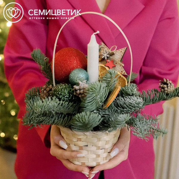 Композиция новогодняя в корзине в красно-зеленом цвете (размер-S)