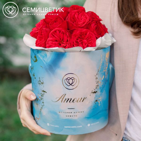 Букет в голубой шляпной коробке Amour Mini из 19 красных пионовидных роз Red Piano
