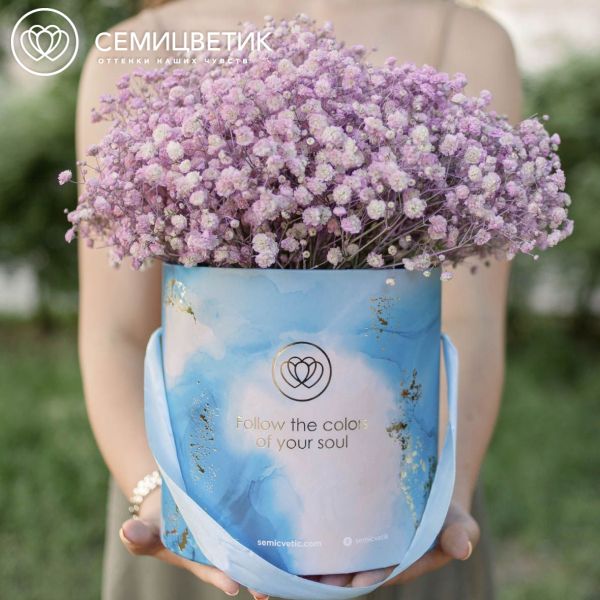 Букет в голубой шляпной коробке Amour Mini из 9 розовых гипсофил