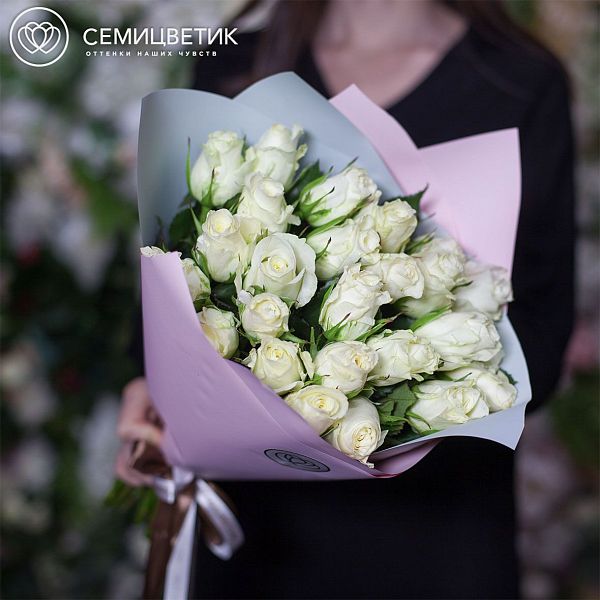 25 белых роз Premium (Кения) в дизайнерской упаковке ZL