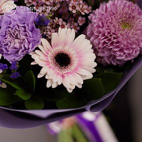 Букет из диантусов, хризантем и гербер в сиреневой пленке