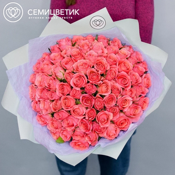 Букет из 75 коралловых роз 40 см (Кения) в зеленой пленке