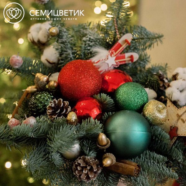Композиция в шляпной коробке из хвои в красно-зеленом цвете