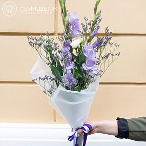 Букет из гладиолусов, лизиантуса и лимониума в упаковке