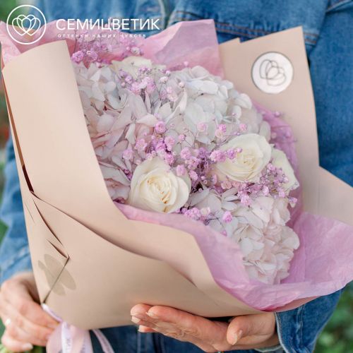 Букет из 3 белых гортензий, 5 белых роз Vendela и розовой гипсофилы в упаковке