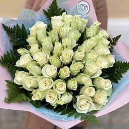 Букет из 51 белой розы 40 см (Кения) с папоротником