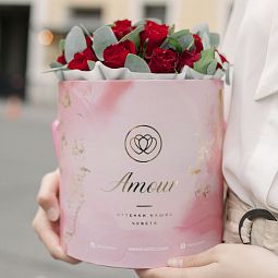 Букет в розовой шляпной коробке Amour Mini из 21 красной розы (Кения) Standart с эвкалиптом