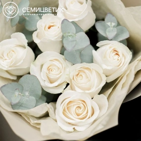 Букет из 7 белых роз Vendela 50 см (Эквадор) с эвкалиптом в кремовой пленке