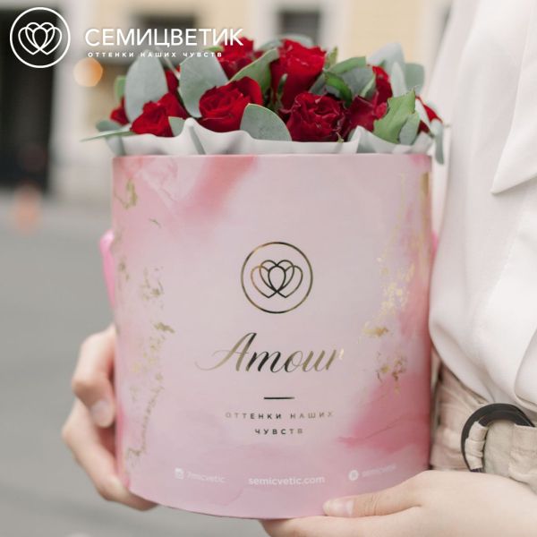 Букет в розовой шляпной коробке Amour Mini из 21 красной розы (Кения) с эвкалиптом