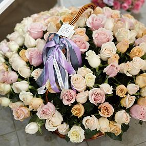 Композиция из 201 розы микс (Эквадор) в корзине