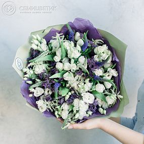 Букет из тюльпанов, лизиантусов и астильбы в упаковке