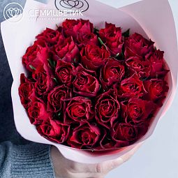 Букет из 25 красных роз 40 см (Кения) в розовой пленке