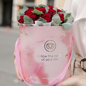 Букет в розовой шляпной коробке Amour Mini из 21 красной розы (Кения) с эвкалиптом