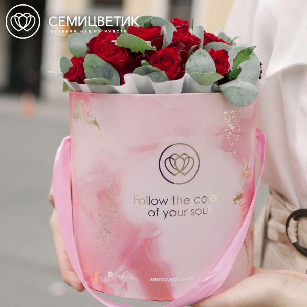 Букет в розовой шляпной коробке Amour Mini из 21 красной розы (Кения) с эвкалиптом