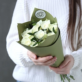 Букет из 9 белых роз 40 см (Кения) с фисташкой в оливковой упаковке