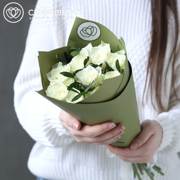 Букет из 9 белых роз 40 см (Кения) с фисташкой в оливковой упаковке