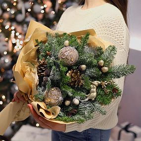 Новогодний букет в кремово-золотых тонах