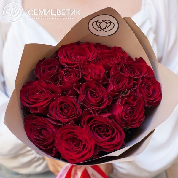Букет из 15 красных роз 40 см (Кения) в кремовой пленке