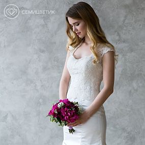 Свадебный букет из пионов, кустовой хризантемы и вероники