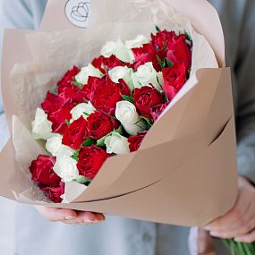 Букет из 35 красных и белых роз 40 см (Кения)