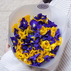 Букет из 26 желтых нарциссов и 19 ирисов в прозрачной пленке