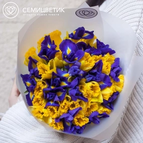 Букет из 26 желтых нарциссов и 19 ирисов в прозрачной пленке