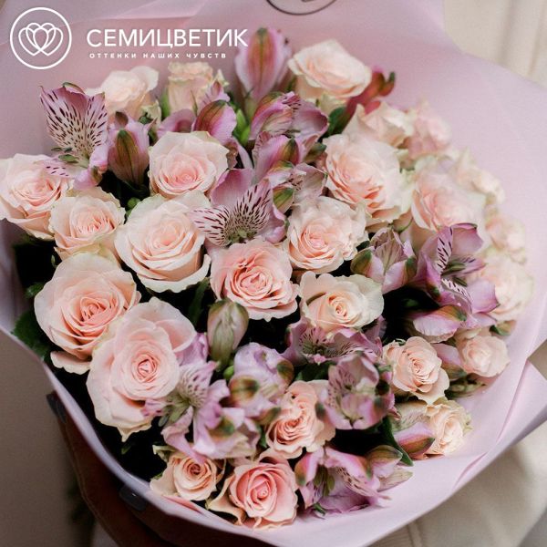 Букет из 25 нежно-розовых роз 40 см (Кения) и 7 альстромерий в розовых тонах в розовой пленке