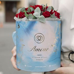 Мини-букет  в голубой шляпной коробке Amour Mini из 21 красной розы (Кения) с эвкалиптом
