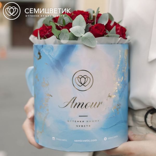 Букет в голубой шляпной коробке Amour Mini из 21 красной розы (Кения) с эвкалиптом