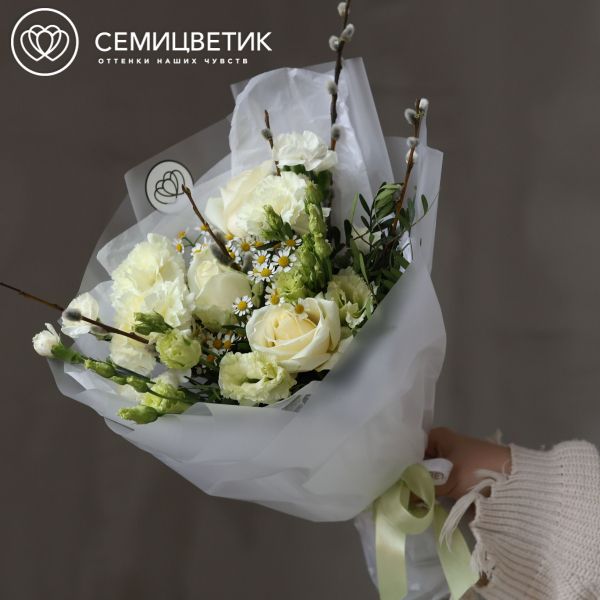 Букет на пасху с лизиантусом и матрикарией в упаковке