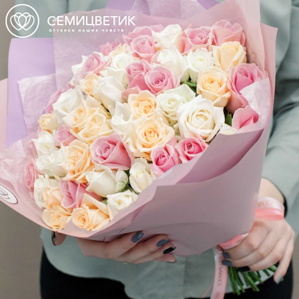 Букет из 51 розы 40 см нежный микс (Россия) в розовой пленке