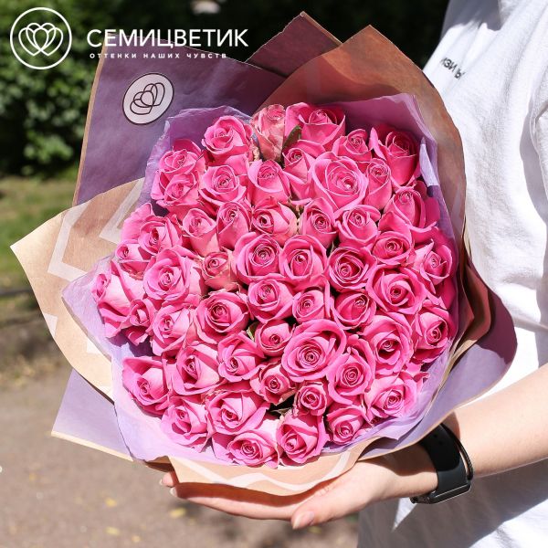 Букет из 51 розовой розы 40 см (Кения) в крафте