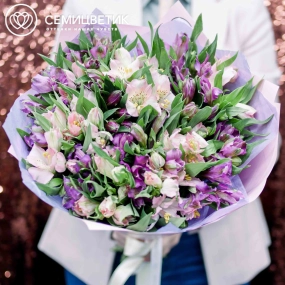 Букет из 25 альстромерий в розовых и фиолетовых тонах в розовой пленке