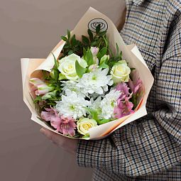Букет из розовых альстромерий, роз и хризантемы с зеленью в кремовой пленке