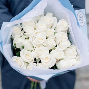 Букет из 25 белых роз 40 см (Россия) в голубой пленке