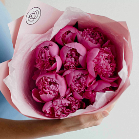 Букет из 9 ярко-розовых пионов Standart Plus в розовой пленке