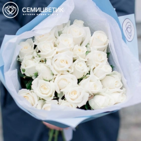 Букет из 25 белых роз 40 см (Россия) в голубой пленке