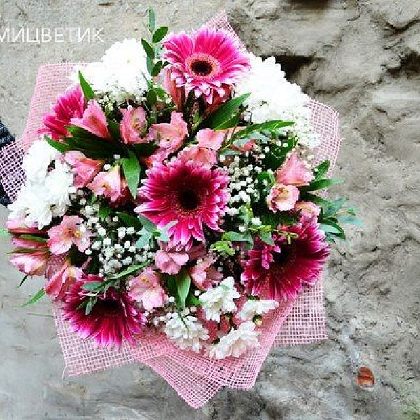 Букет из гербер, альстромерии и хризантемы кустовой в натуральной упаковке