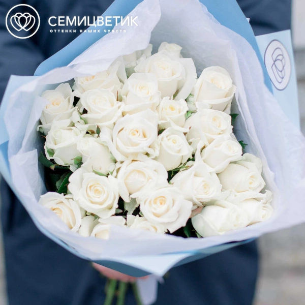 Букет из 25 белых роз 40 см (Россия) в голубой пленке