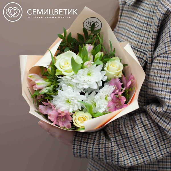 Букет из альстромерий в розовых тонах, роз и хризантемы с зеленью в кремовой пленке