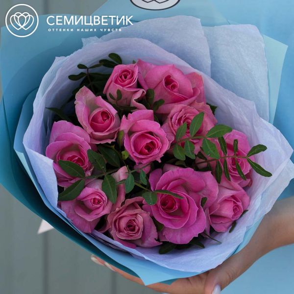 Букет из 11 розовых роз 35-40 см (Россия) с фисташкой