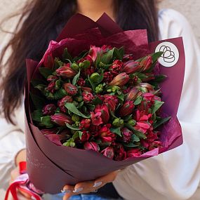Букет из 15 красных альстромерий