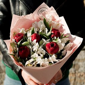 Букет из 5 бордовых пионов и 6 белых альстромерий
