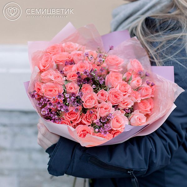 Букет из 15 розовых кустовых роз (Эквадор) и 3 ваксфлауэра