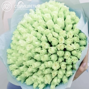 Букет из 151 белой розы 40 см (Кения) в голубой пленке