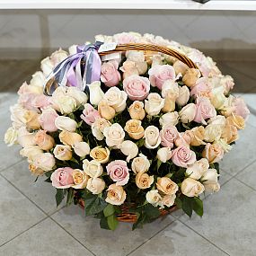 Композиция из 201 розы микс (Эквадор) в корзине