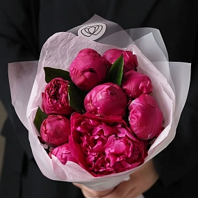 Букет из 9 ярко-розовых пионов Red Sarah Bernhardt Premium в прозрачной упаковке