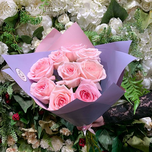 Букет из 9 розовых пионовидных роз Pink O'Hara 40 см в пленке в сиреневых тонах